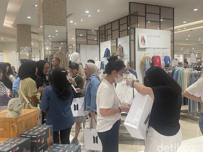 Tak sedikit ARMY yang rela mengeluarkan uang hingga jutaan untuk berbelanja di BTS POP-UP: MONOCHROME IN JAKARTA yang ada di di Metro Department Store, Gandaria City, Jakarta Selatan. Foto: Rahmi/Wolipop