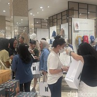 Tak sedikit ARMY yang rela mengeluarkan uang hingga jutaan untuk berbelanja di BTS POP-UP: MONOCHROME IN JAKARTA yang ada di di Metro Department Store, Gandaria City, Jakarta Selatan. Foto: Rahmi/Wolipop