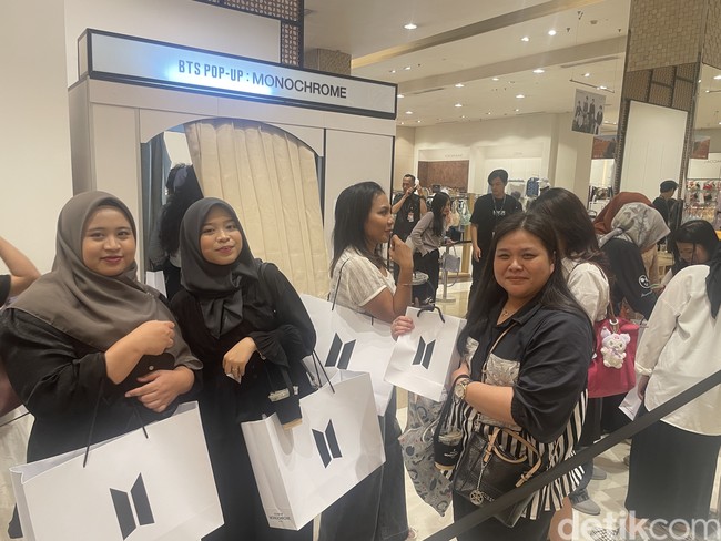 BTS POP-UP MONOCHROME di METRO Gandaria City Mall Jakarta berlangsung sampai 23 Juni 2024. Kamu yang hari ini belum bisa masuk BTS POP-UP: MONOCHROME IN JAKARTA, masih punya kesempatan. Yuk serbu! Foto: Rahmi/Wolipop