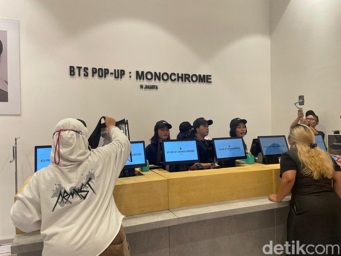 Antusiasme ARMY di BTS POP-UP: MONOCHROME IN JAKARTA Antusiasme ARMY di BTS POP-UP: MONOCHROME IN JAKARTA