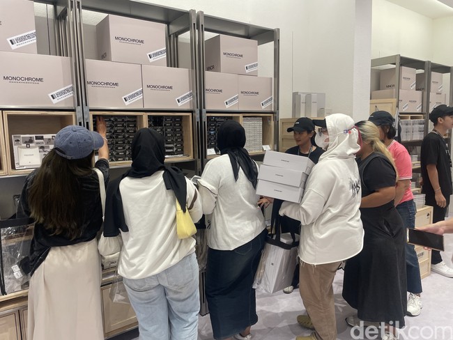 Selama 46 hari ke depan, ARMY akan menikmati pengalaman jajan merchandise eksklusif BTS yang serba hitam putih. BTS POP-UP MONOCHROME dibuka mulai hari ini, 9 Mei hingga 23 Juni 2024 tepatnya di METRO Gandaria City Mall Jakarta Selatan. Foto: Rahmi/Wolipop