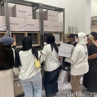Selama 46 hari ke depan, ARMY akan menikmati pengalaman jajan merchandise eksklusif BTS yang serba hitam putih. BTS POP-UP MONOCHROME dibuka mulai hari ini, 9 Mei hingga 23 Juni 2024 tepatnya di METRO Gandaria City Mall Jakarta Selatan. Foto: Rahmi/Wolipop