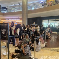 Sejak pagi, antrean ARMY sudah mengular di depan Gandaria City. Sebelum bisa masuk ke dalamnya, mereka harus mendapatkan kupon yang menunjukkan batch antrean dan jam masuk toko. Setelah pukul 10:00, batch pertama diperbolehkan masuk. Setiap batch-nya, hanya 40 orang yang diperkenankan masuk. Foto: Rahmi/Wolipop