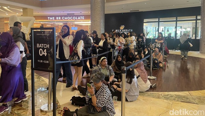 Antusiasme ARMY Serbu BTS POP-UP MONOCHROME di METRO Gandaria City Mall