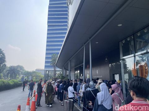 Antusiasme ARMY Serbu BTS POP-UP MONOCHROME di METRO Gandaria City Mall