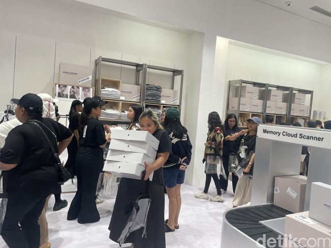 Rika asal Tangeran datang sejak pukul 3 pagi demi mendapatkan storage box BTS Monochrome incarannya. Ia mengaku belanja untuk pribadi yang totalnya mencapai Rp 2,4 juta.  Foto: Rahmi/Wolipop