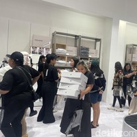 Rika asal Tangeran datang sejak pukul 3 pagi demi mendapatkan storage box BTS Monochrome incarannya. Ia mengaku belanja untuk pribadi yang totalnya mencapai Rp 2,4 juta.  Foto: Rahmi/Wolipop