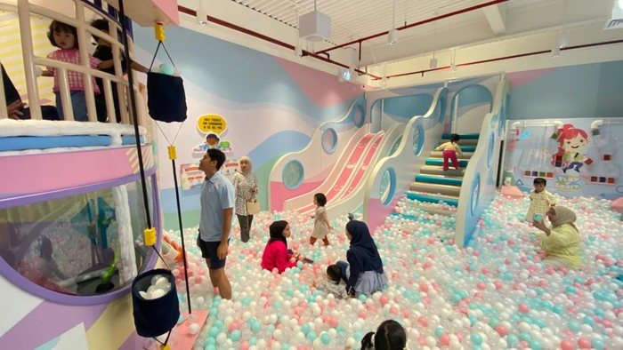 Play ‘N’ Learn sebagai tujuan utama yang menyenangkan bagi anak-anak, mengundang mereka untuk memulai perjalanan imajinasi dan eksplorasi di lingkungan yang dirancang untuk bermain dan eksplorasi tanpa batas.