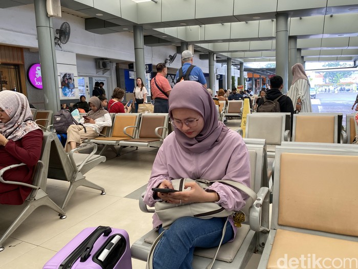 Arum berjilbab ungu, dan Sesil bertopi Nirvana, di Stasiun Pasar Senen. (Devi Puspitasari/detikcom)