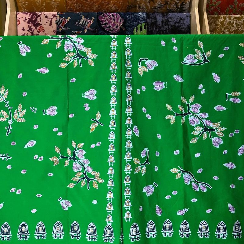 Batik Sasambo Hijau, batik motif kakao dan rumah adat. (Instagram @sasambo_bumi_gora)