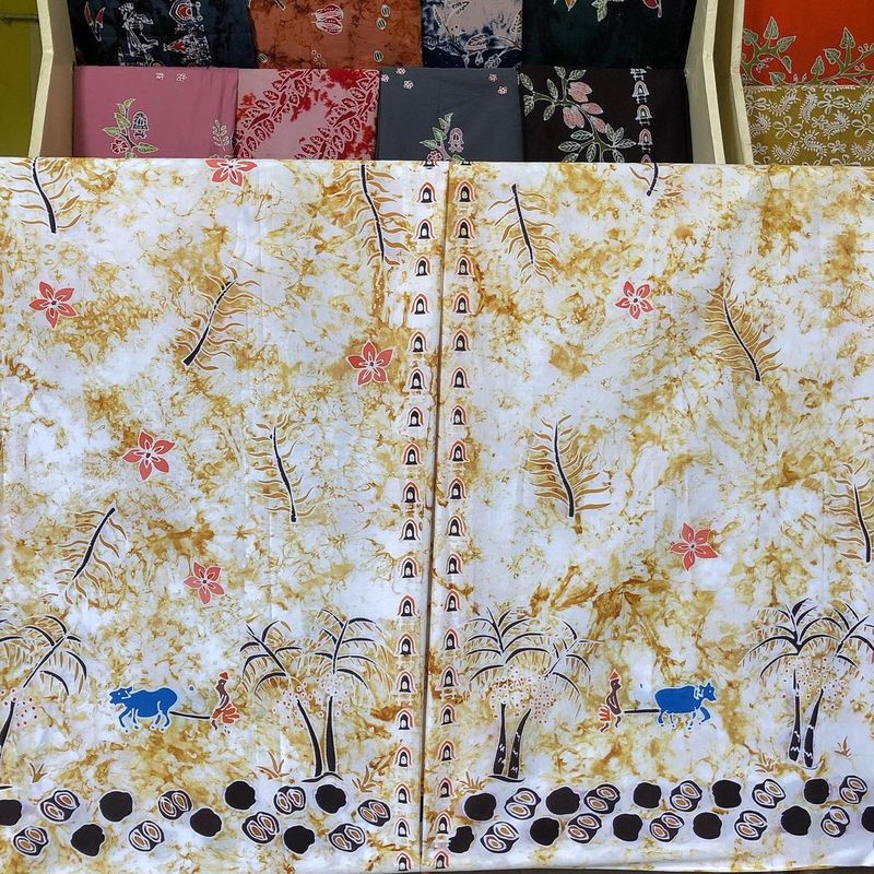 Batik Sasambo kuning kecoklatan, batik motif mata sapi. (Instagram @sasambo_bumi_gora)