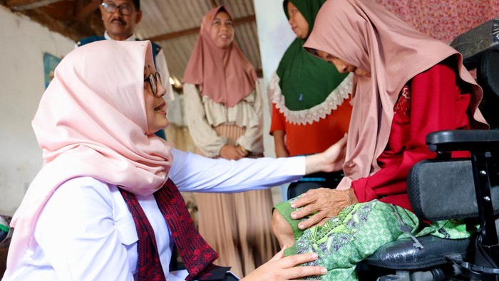 Bupati Ipuk saat melaksanakan program Bunga Desa.