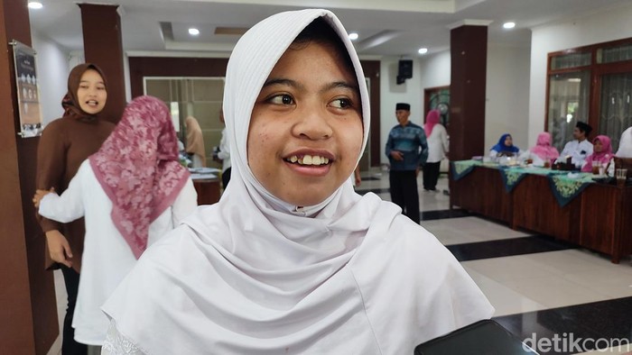 Calon jemaah haji termuda Semarang, Halima Hadi Alfina (18) saat diwawancarai wartawan di tengah acara pelepasan calon haji di UIN Walisongo, Semarang, Kamis (9/5/2024).