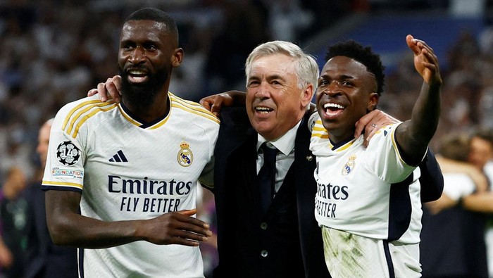 Soccer Football - Champions League - Semi Final - Second Leg - Real Madrid v Bayern Munich - Santiago Bernabeu, Madrid, Spain - May 8, 2024  Real Madrids Antonio Rudiger, coach Carlo Ancelotti and Vinicius Junior celebrate after the match REUTERS/Susana Vera     TPX IMAGES OF THE DAY