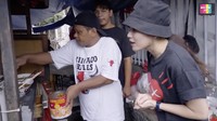 Pencarian bakso enak oleh Ayu Ting Ting juga sampai ke Palmerah, Jakarta Barat (12/1/2024), di sini ada Bakso Akim yang viral. Ia bahkan antre sampai 2 jam. Foto: YouTube Qiss You TV