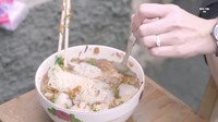 Bakso di sini terkenal dengan topping bawang goreng yang melimpah. Seporsinya Rp 25 ribu dengan isian 8 butir bakso plus tetelan. Foto: YouTube Qiss You TV
