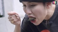 Kata Ayu, bakso di sini ukurannya sedang sehingga bisa langsung digigit. Ini baru bakso, empuk dan garing, komentar ibu 1 anak itu. Foto: YouTube Qiss You TV