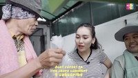 Kalau ini momen Ayu beli Bakso Jangkung di Duri Kepa (24/2/2024). Ia penasaran mencicipi bakso yang terkenal enak. Ayu pun disambut Pak Jangkung. Foto: YouTube Qiss You TV