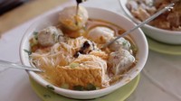 Ayu Ting Ting pesan bakso dengan kwetiau di sini. Tak lupa semangkuk topping daging. Ia lalu meraciknya dengan sambal dan kecap. Foto: YouTube Qiss You TV