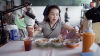 Ayu pun tak menyesal datang jauh-jauh ke sini. Ia merasa perjalanan jauhnya terbayar oleh suguhan bakso yang enak. Foto: YouTube Qiss You TV