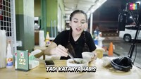 Ayu Ting Ting mencicipi Bakso Titoti cabang Depok yang ada di dekat Stasiun Depok (8/5/2024). Ayu pesan bakso pakai bihun, tauge, dan topping kikil. Foto: YouTube Qiss You TV