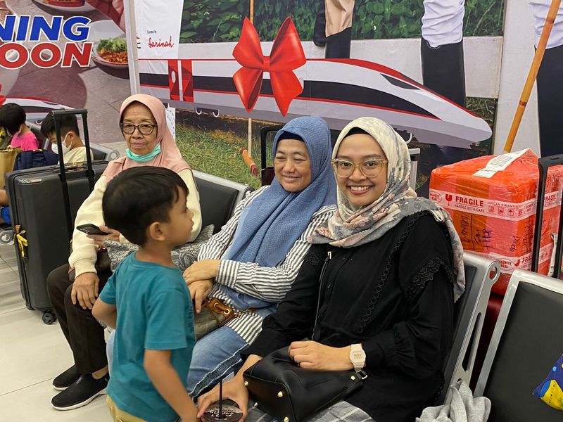 Seorang warga Malang, Jawa Timur (Jatim), bernama Mita (34) menempuh perjalanan jalur udara dan darat demi mencoba kereta cepat Jakarta-Bandung, Whoosh. Mita bersama keluarga tiba di Bandara Halim Perdanakusumah, Jakarta Timur, sebelum melanjutkan perjalanan menggunakan Whoosh menuju Bandung.