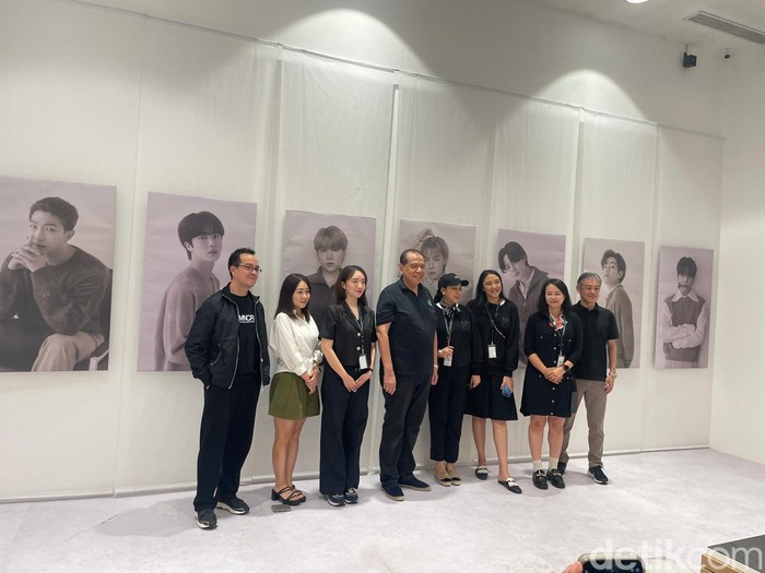 Chairul Tanjung menghadiri pembukaan BTS Pop Up Store Chairul Tanjung menghadiri pembukaan BTS Pop Up Store di Metro, Gandaria City, Jakarta Selatan