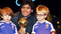 Eks Timnas Inggris Ini Bertekad Menang Lelang Trofi Bola Emas Maradona