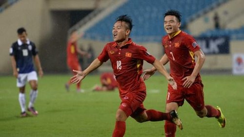 Vietnams Dinh Thanh Trung (C) celebrates and teammate after he scored a goal during the AFC Asian 2019 Cup qualifier against Cambodia at Hanois My Dinh stadium on October 10, 2017. Vietnam won 5-0. (Photo by HOANG DINH NAM / AFP)