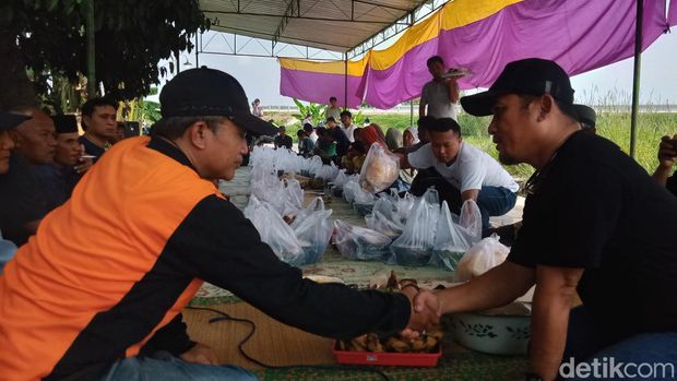 Doa zikir tahlil di Desa Kranggan, Kecamatan Polanharjo, Klaten, dalam rangka pemindahan makam terdampak proyek Tol Jogja-Solo, Kamis (9/5/2024).
