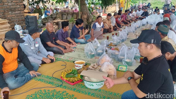 Doa zikir tahlil di Desa Kranggan, Kecamatan Polanharjo, Klaten, dalam rangka pemindahan makam terdampak proyek Tol Jogja-Solo, Kamis (9/5/2024).