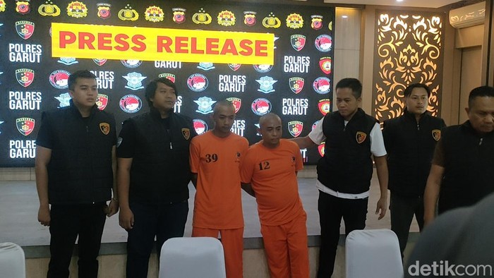 Dua tersangka pembunuhan Alek di Garut (mengenakan baju tahanan).