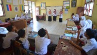 Petugas kesehatan dari puskesmas memberikan edukasi pencegahan diare kepada pelajar di SDN 04 Sutera, Pasar Surantih, Kecamatan Sutera, Pesisir Selatan, Sumatera Barat.