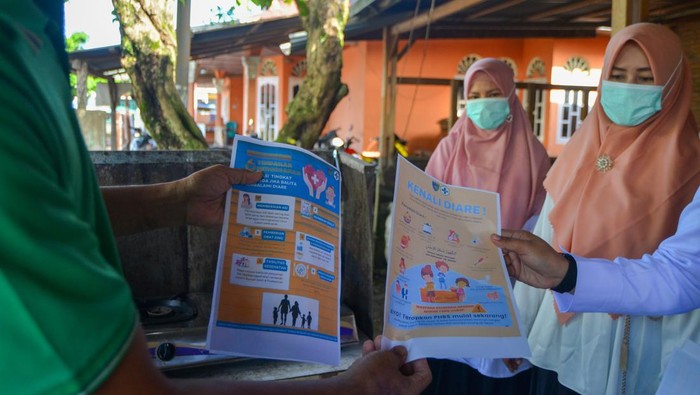 Petugas kesehatan dari puskesmas memberikan edukasi pencegahan diare kepada pelajar di SDN 04 Sutera, Pasar Surantih, Kecamatan Sutera, Pesisir Selatan, Sumatera Barat, Rabu (8/5/2024). Puskesmas Surantih melakukan sosialisasi dan pencegahan diare kepada masyarakat melalui edukasi yaitu salah satunya dengan mengingatkan warga agar memasak air sesuai anjuran untuk mencegah penambahan kasus menyusul Kejadian Luar Biasa (KLB) diare di kecamatan itu. ANTARA FOTO/Iggoy el Fitra/nym.