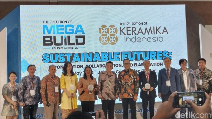 Sesi foto bersama di acara pameran The Most Comprehensive Building Materials & Ceramic Industry Expo di Jakarta.