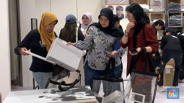 Elza (71) adalah ibu asal Tangerang, Banten yang tak mau ketinggalan untuk memborong cendera mata (merchandise) BTS di “BTS POP-UP: MONOCHROME”, METRO Department Store Gandaria City, Tangerang, Kamis (9/5/2024). (CNBC Indonesia/Rindi Salsabilla)