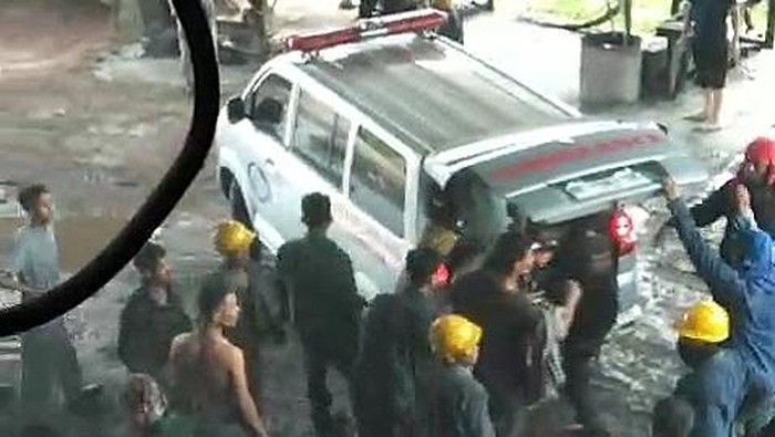 Tungku peleburan besi di PT San Xiong Steel Lampung Selatan meledak. Akibatnya 3 karyawan harus dilarikan ke rumah sakit karena mengalami luka bakar di sekujur tubuhnya.