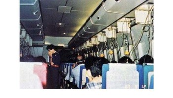 Salah satu bencana udara paling tragis dalam sejarah terjadi pada 12 Agustus 1985, ketika sebuah Boeing 747 dalam perjalanan dari Tokyo ke Osaka mengalami dekompresi eksplosif secara tiba-tiba saat dalam penerbangan. Gambar ini diambil setelah pesawat jatuh di Gunung Takamagahara, menewaskan 15 awak dan 505 dari 509 penumpang di dalamnya. Foto: HistoryDefined