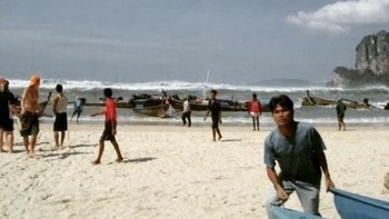 Foto yang diambil sesaat sebelum gelombang besar menghantam pantai saat terjadi tsunami dahsyat tahun 2004. Foto: HistoryDefined