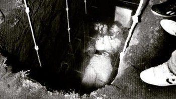 Pesulap Joe Burrus diturunkan ke kuburan di dalam peti mati saat dia bersiap untuk melakukan aksi. Burrus meninggal setelah peti matinya roboh karena beban beton yang dituangkan di atasnya. Foto: HistoryDefined