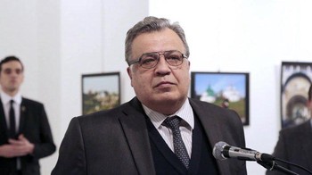 Foto Andrei Karlov, Duta Besar Rusia untuk Turki, diambil pada 19 Desember 2016, beberapa saat sebelum ia dibunuh secara tragis oleh seorang petugas polisi Turki yang sedang tidak bertugas, yang terlihat di latar belakang. Foto: HistoryDefined