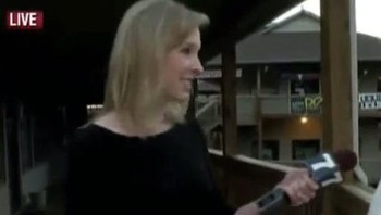 Alison Parker, seorang jurnalis muda, menemui akhir yang tragis saat siaran langsung televisi pada tahun 2015. Saat melakukan wawancara, dia dan juru kameranya, Adam Ward, menjadi sasaran mantan rekan kerjanya, yang menembak mereka. Gambar yang ditampilkan di sini menangkap momen dari wawancara terakhir. Foto: HistoryDefined