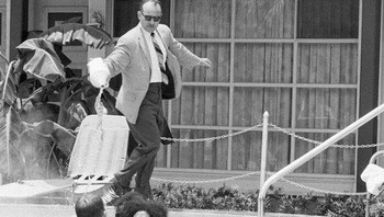 Manajer Motel James Brock menuangkan Asam Muriatic di Kolam Monson Motor Lodge untuk mengusir perenang kulit hitam, 1964. Foto: HistoryDefined