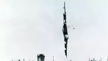Detik-detik pesawat bomber siluman B-52 sebelum celaka di tahun 1994. Semua awaknya meninggal dunia. Foto: HistoryDefined.