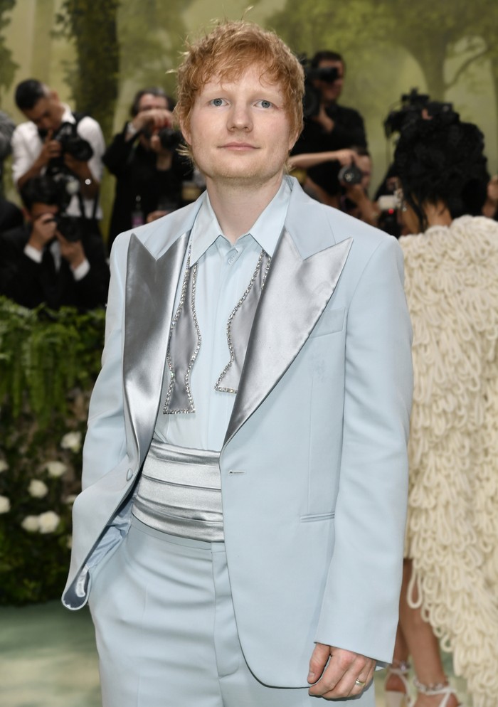 Gaya Ed Sheeran di MET Gala 2024 Ed Sheeran attends The Metropolitan Museum of Arts Costume Institute benefit gala celebrating the opening of the Sleeping Beauties: Reawakening Fashion exhibition on Monday, May 6, 2024, in New York. (Photo by Evan Agostini/Invision/AP)