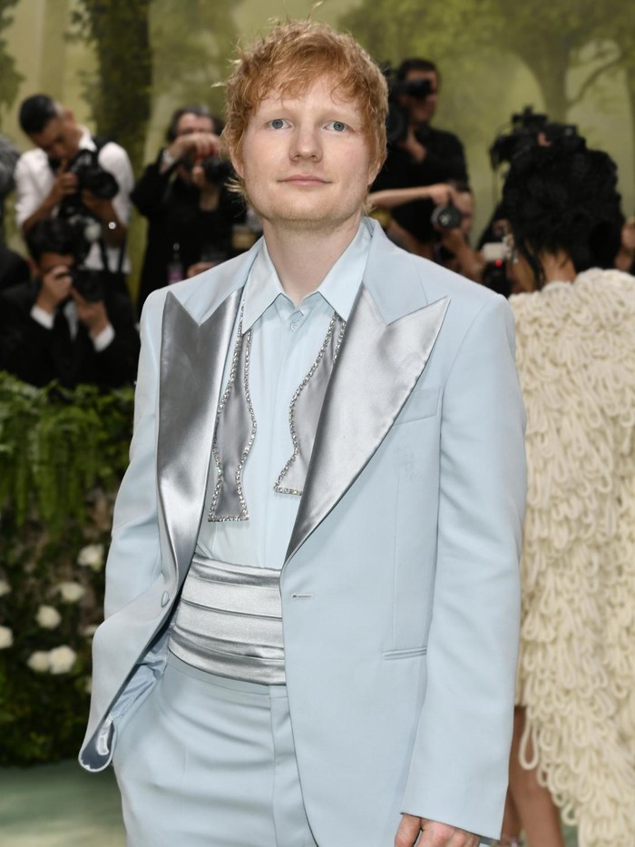 Tajir Melintir, Ed Sheeran Pilih Naik Pesawat Murah, Bukan karena Ingin Hemat