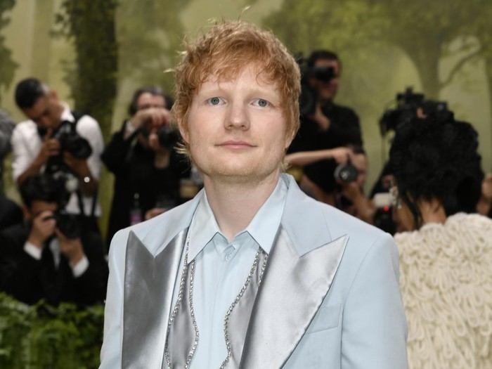 Gaya Ed Sheeran di MET Gala 2024 Ed Sheeran attends The Metropolitan Museum of Arts Costume Institute benefit gala celebrating the opening of the Sleeping Beauties: Reawakening Fashion exhibition on Monday, May 6, 2024, in New York. (Photo by Evan Agostini/Invision/AP)