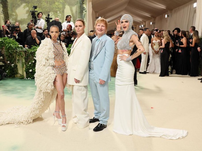 Gaya Ed Sheeran di MET Gala 2024 NEW YORK, NEW YORK - MAY 06: (L-R) FKA Twigs, Stella McCartney, Ed Sheeran, and Cara Delevingne attend The 2024 Met Gala Celebrating Sleeping Beauties: Reawakening Fashion at The Metropolitan Museum of Art on May 06, 2024 in New York City. (Photo by Dia Dipasupil/Getty Images)