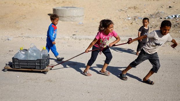 Palestinian children pull water containers as people flee Rafah after Israeli forces launched a ground and air operation in the eastern part of the southern Gaza city, amid the ongoing conflict between Israel and Hamas, in the southern Gaza Strip May 9, 2024. REUTERS/Mohammed Salem     TPX IMAGES OF THE DAY