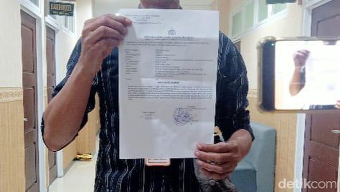 JN menunjukkan surat pengaduan dugaan pornografi istrinya.